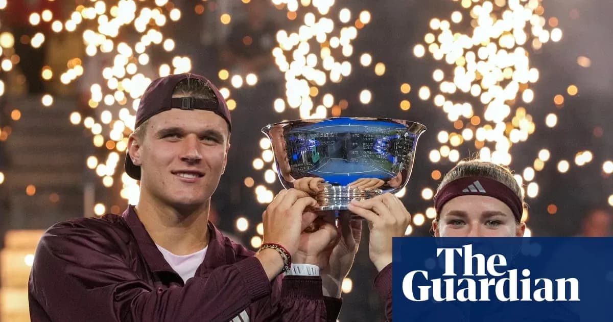 Joueurs célébrant avec le trophée sous les feux d'artifice Joueurs célébrant avec le trophée sous les feux d'artifice