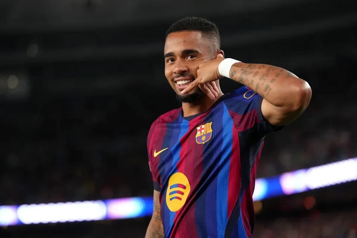 Joueur de Barcelone célébrant avec un geste téléphonique Joueur de Barcelone célébrant avec un geste téléphonique