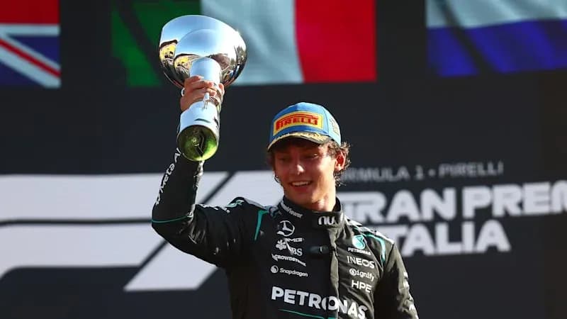 Pilote levant le trophée après la victoire Pilote levant le trophée après la victoire