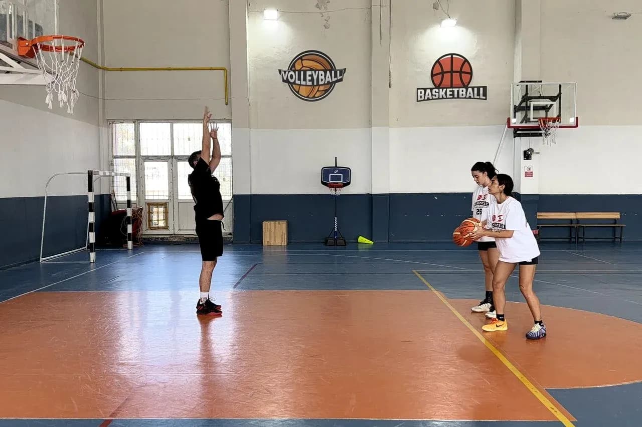 Entraînement de tir au basket dans un gymnase Entraînement de tir au basket dans un gymnase
