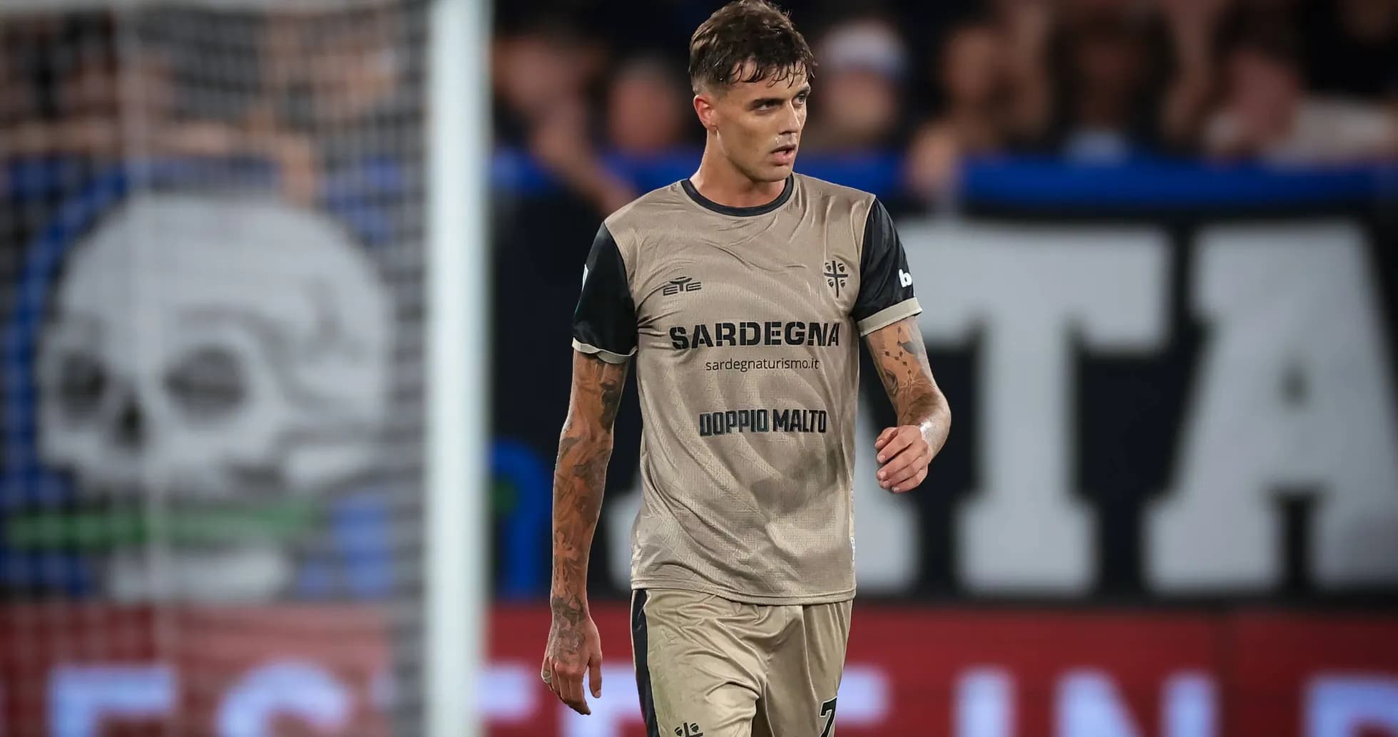Joueur portant un maillot de l'équipe sur le terrain Joueur portant un maillot de l'équipe sur le terrain
