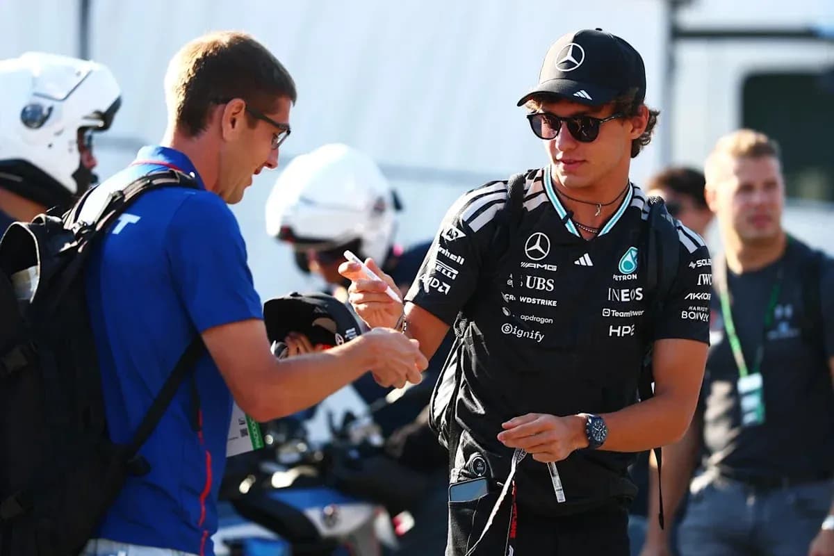 Pilote Mercedes signant un autographe pour un fan Pilote Mercedes signant un autographe pour un fan