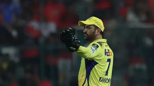 Joueur de cricket en uniforme jaune faisant un signe Joueur de cricket en uniforme jaune faisant un signe