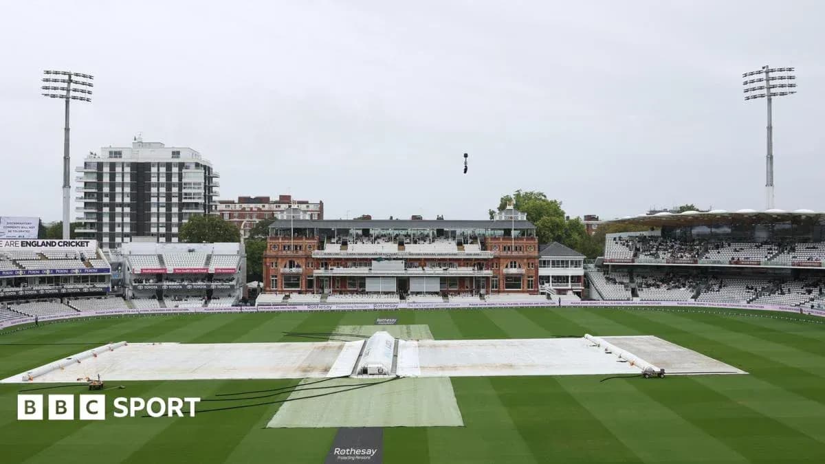 Terrain de cricket avec bâche au Lord's Terrain de cricket avec bâche au Lord's