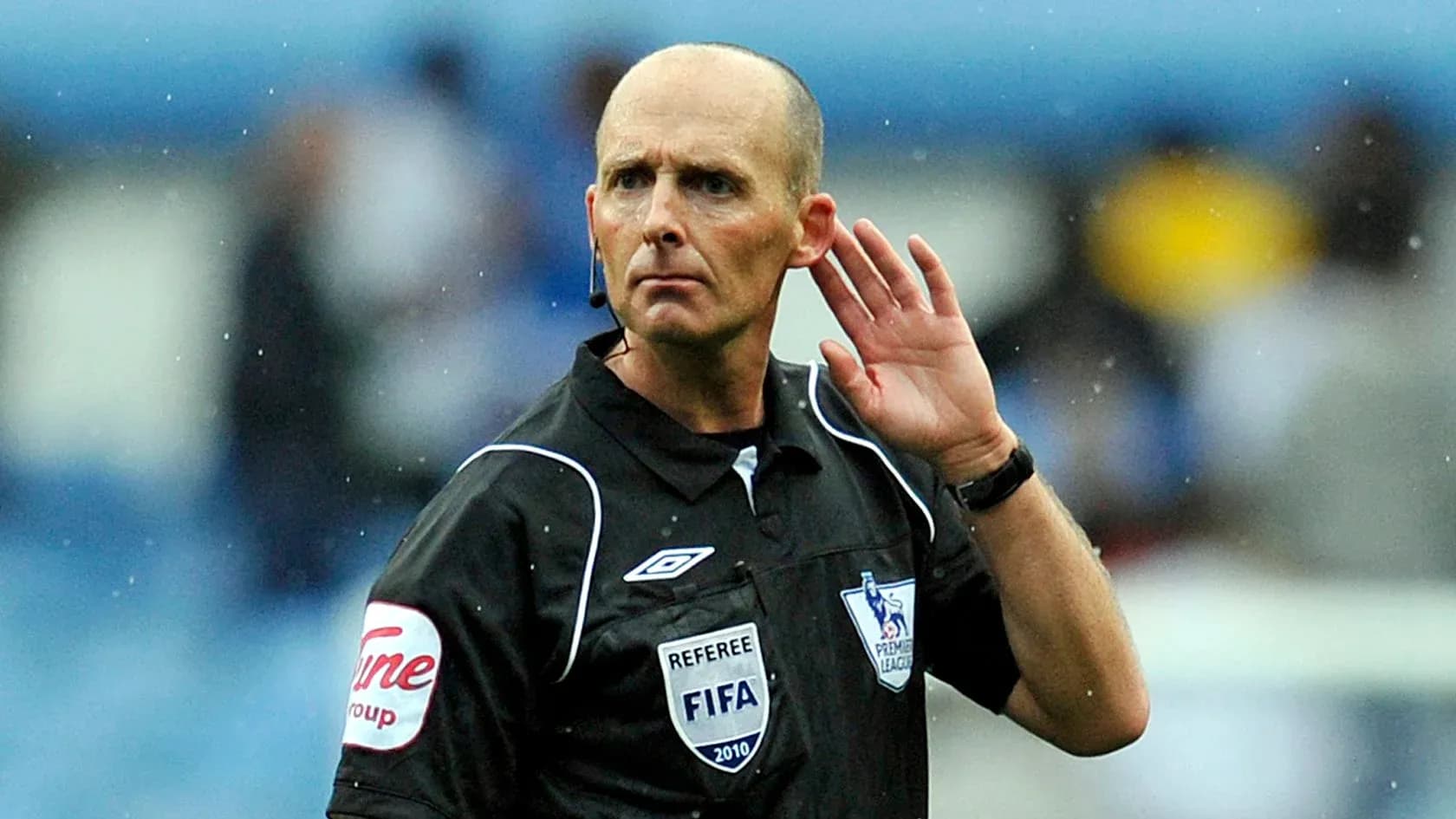 Arbitre écoutant pendant un match de football Arbitre écoutant pendant un match de football