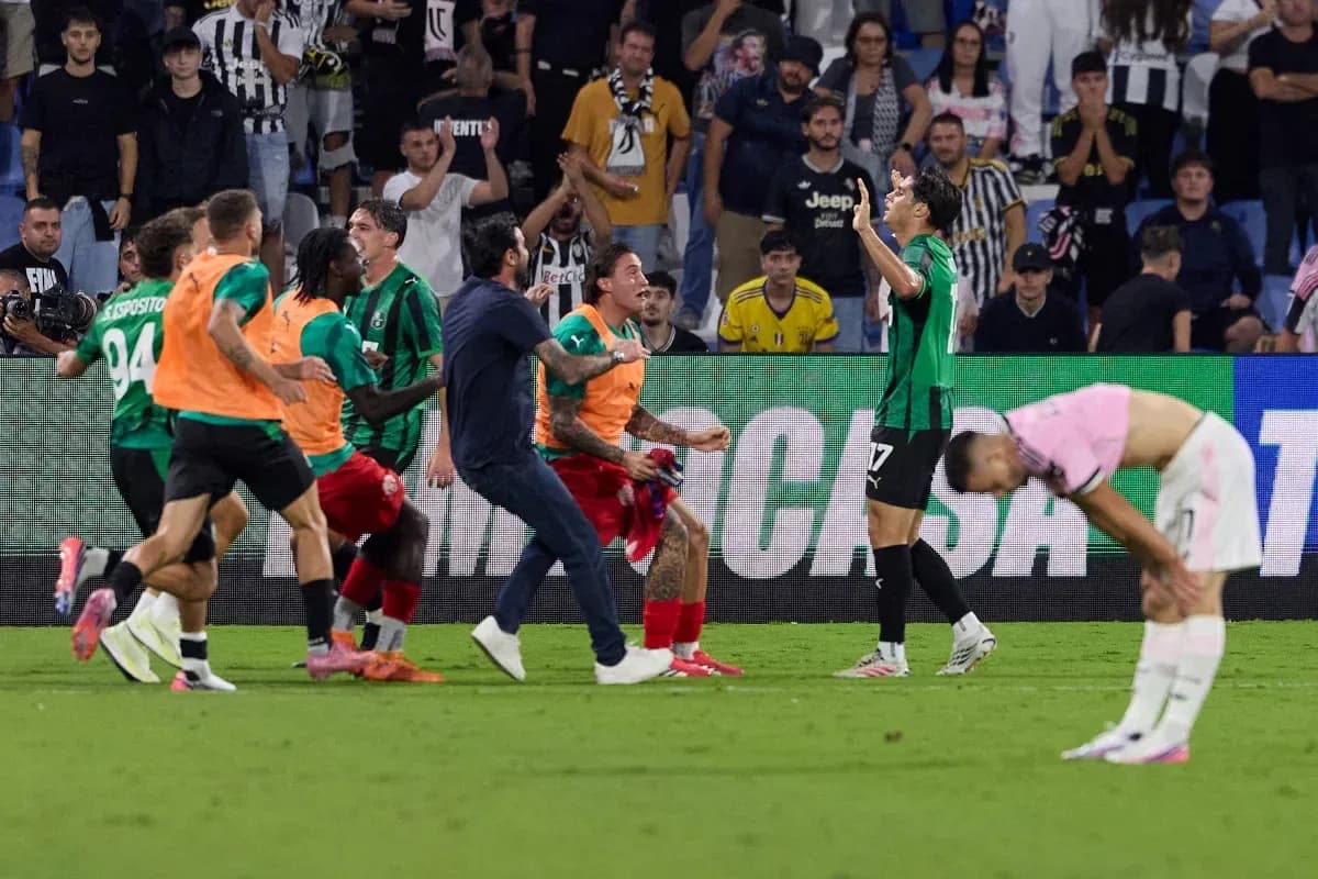 Joueurs de Sassuolo célébrant une victoire sur le terrain Joueurs de Sassuolo célébrant une victoire sur le terrain