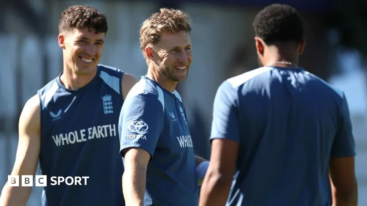Trois joueurs de cricket s'entraînant en équipe Trois joueurs de cricket s'entraînant en équipe