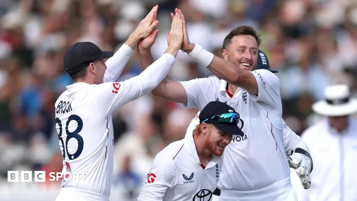 Joueurs anglais célébrant un wicket lors d'un match Joueurs anglais célébrant un wicket lors d'un match
