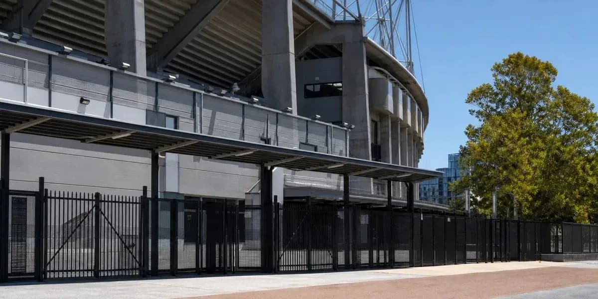 Vue extérieure d'un stade avec clôtures Vue extérieure d'un stade avec clôtures