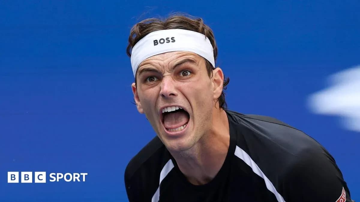 Joueur de tennis en train de crier sur le court Joueur de tennis en train de crier sur le court