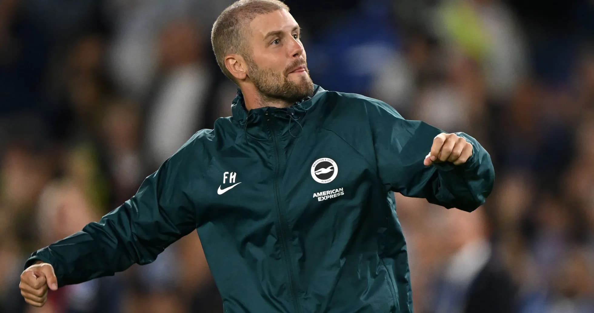 Entraîneur célébrant sur le terrain lors d'un match Entraîneur célébrant sur le terrain lors d'un match
