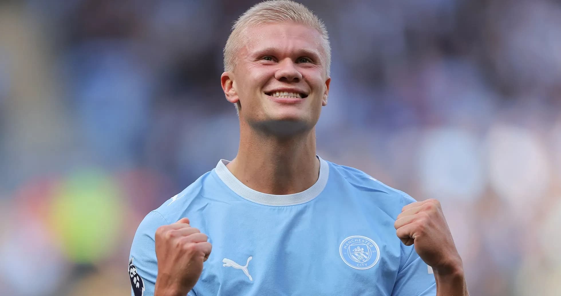 Joueur de Manchester City célébrant avec enthousiasme Joueur de Manchester City célébrant avec enthousiasme