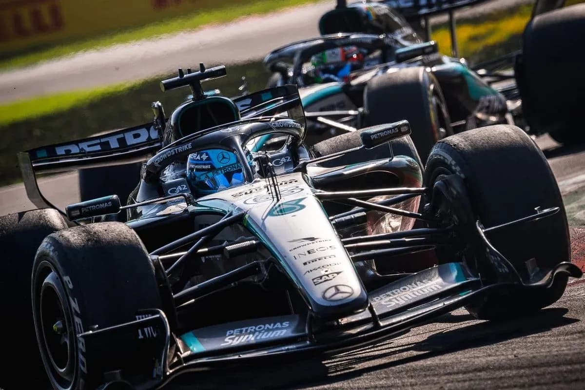 Voiture de course Mercedes en pleine action sur circuit Voiture de course Mercedes en pleine action sur circuit