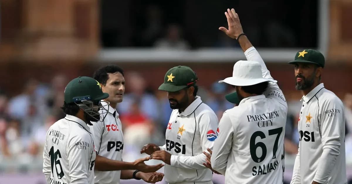 Joueurs pakistanais célébrant un wicket lors du match Joueurs pakistanais célébrant un wicket lors du match