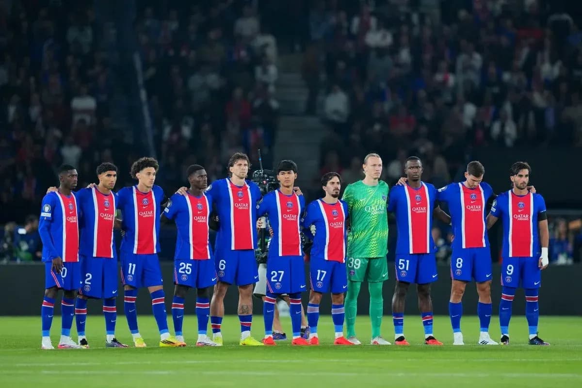 Équipe de Paris Saint-Germain alignée avant le match Équipe de Paris Saint-Germain alignée avant le match