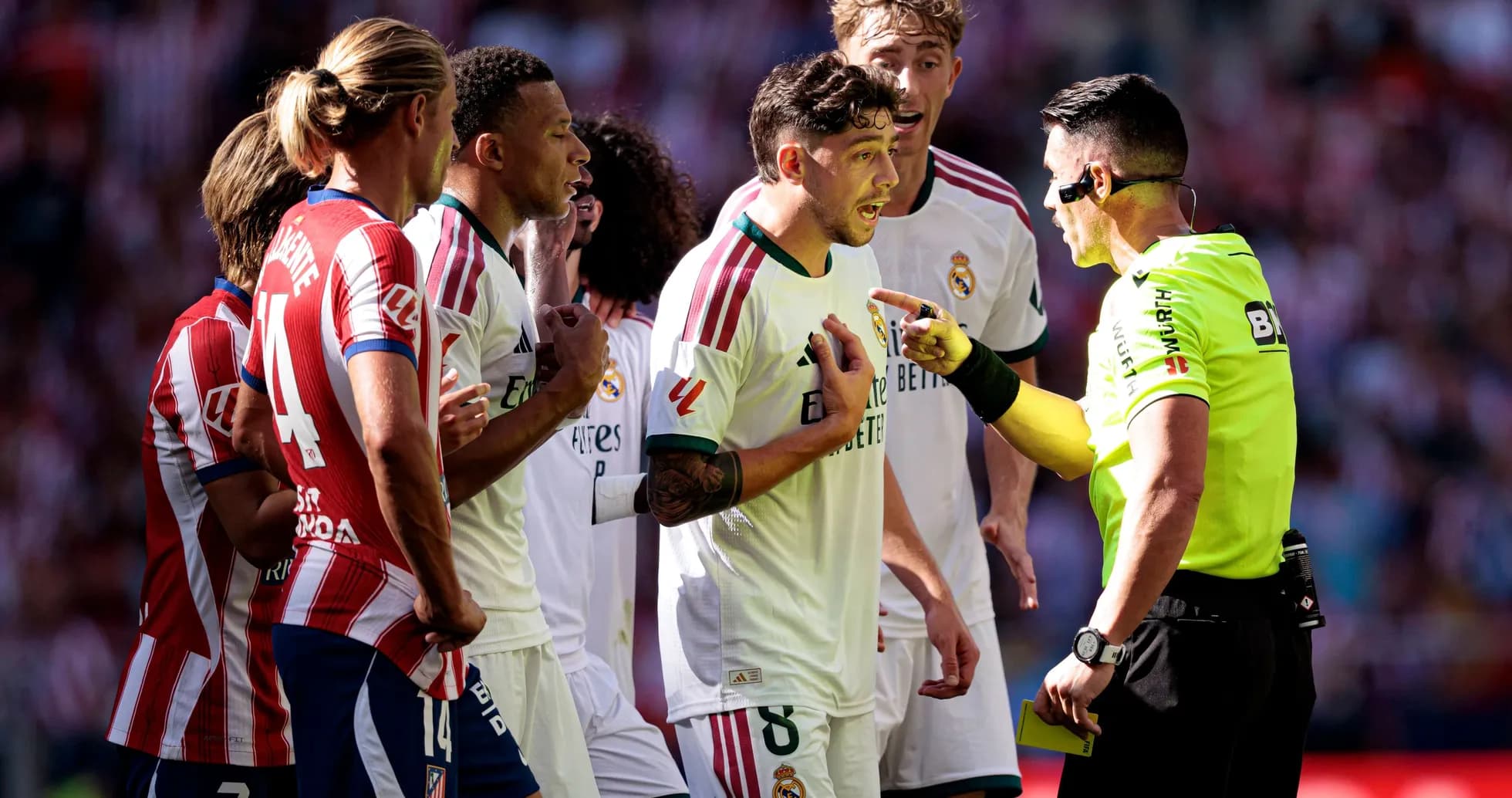 Joueurs de Madrid discutant avec l'arbitre pendant le match Joueurs de Madrid discutant avec l'arbitre pendant le match