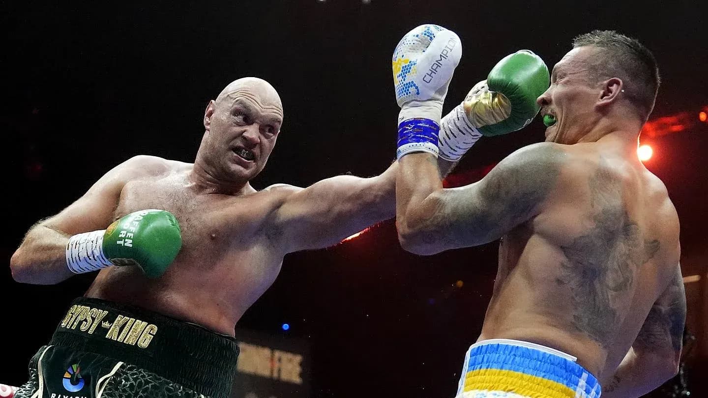 Boxeurs se battant sur le ring avec des gants Boxeurs se battant sur le ring avec des gants