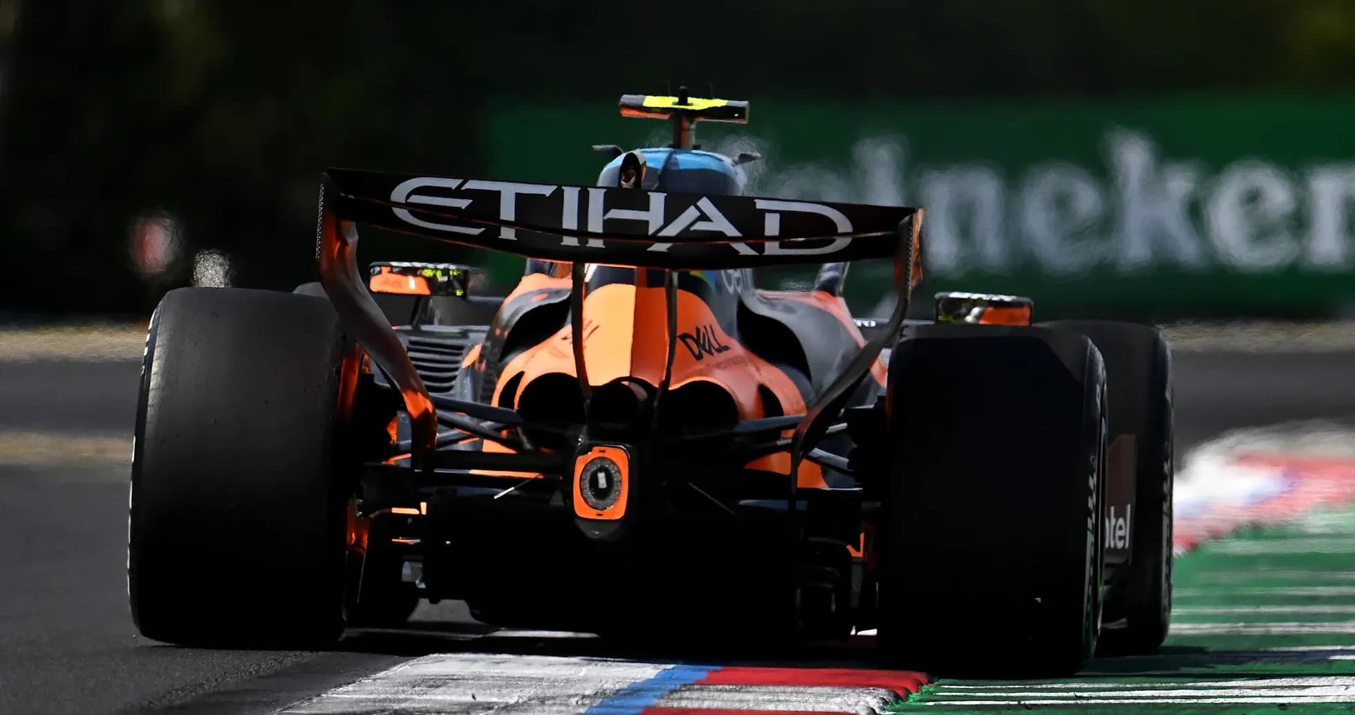 Voiture de course McLaren sur la piste Voiture de course McLaren sur la piste