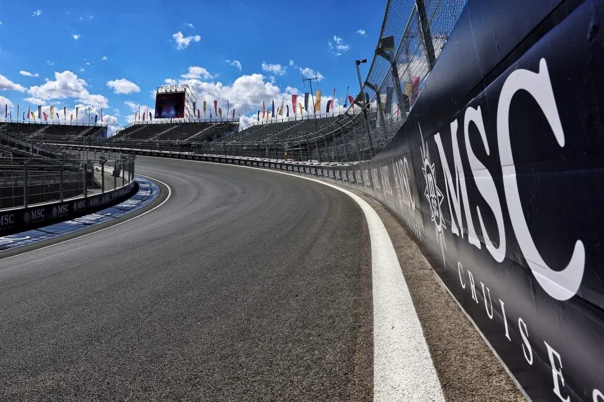 Virage d'un circuit de course avec tribunes vides Virage d'un circuit de course avec tribunes vides