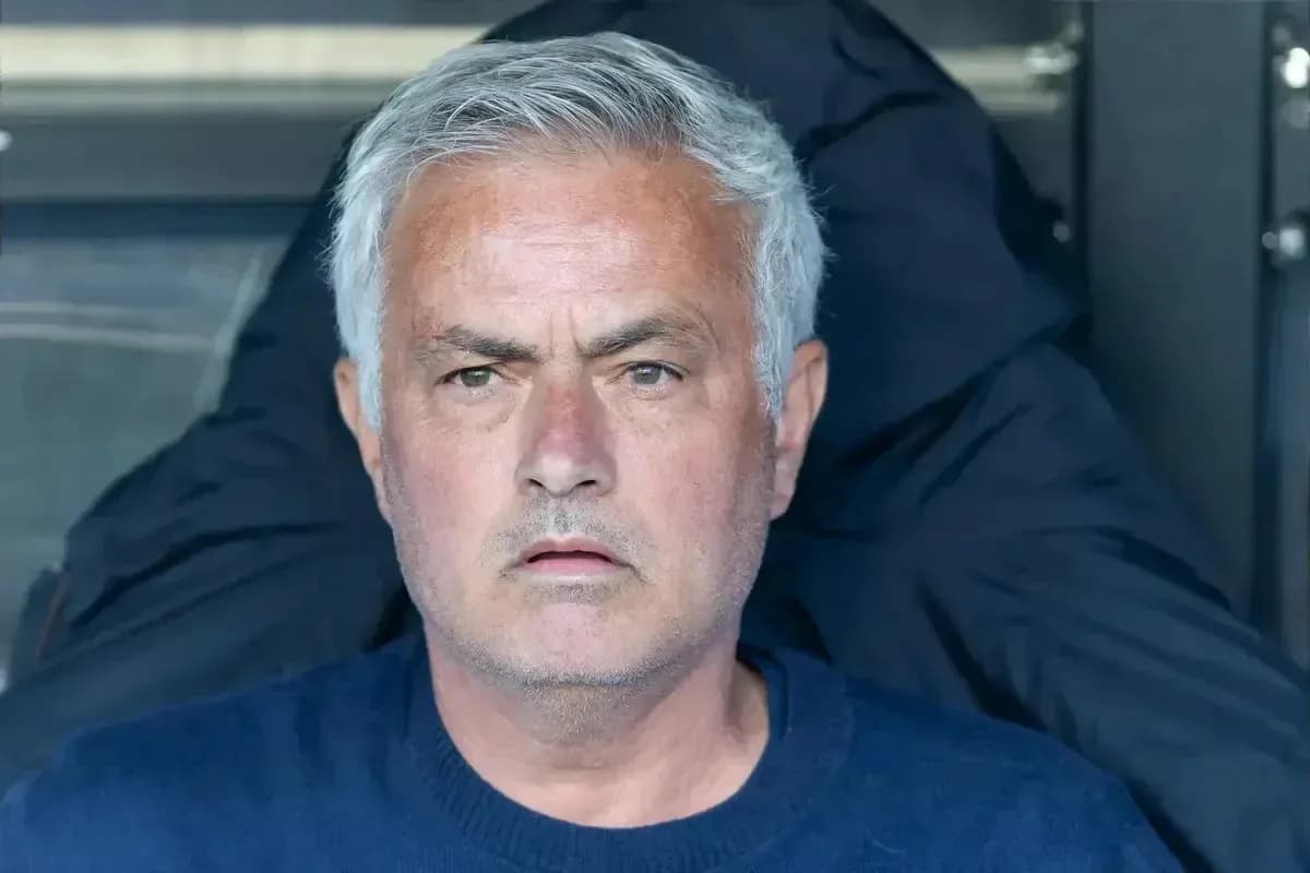 Entraîneur regardant le match depuis le banc Entraîneur regardant le match depuis le banc