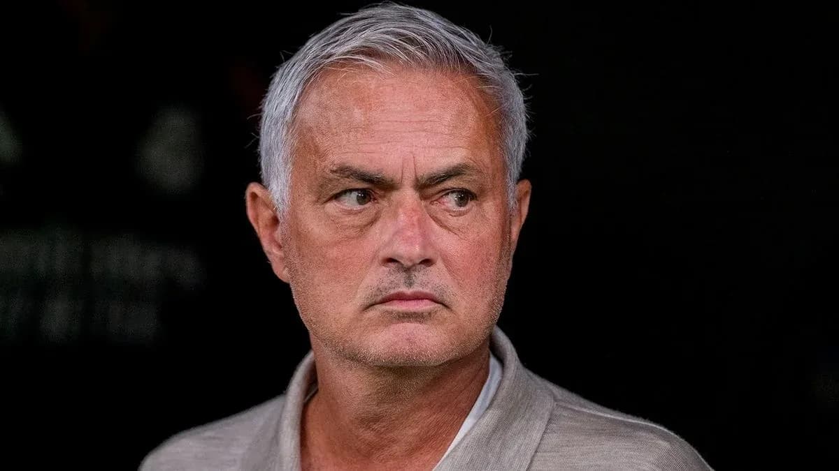 Entraîneur observant le match depuis le banc Entraîneur observant le match depuis le banc