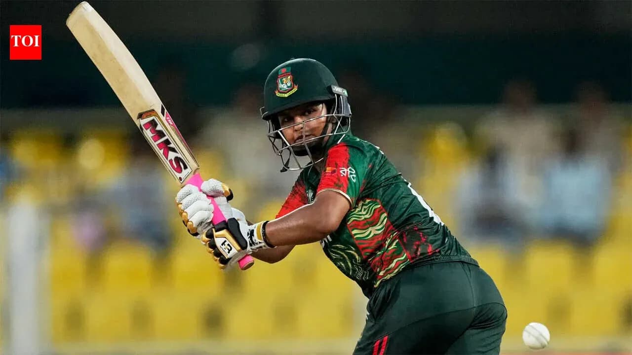 Joueur de cricket frappant la balle avec une batte Joueur de cricket frappant la balle avec une batte