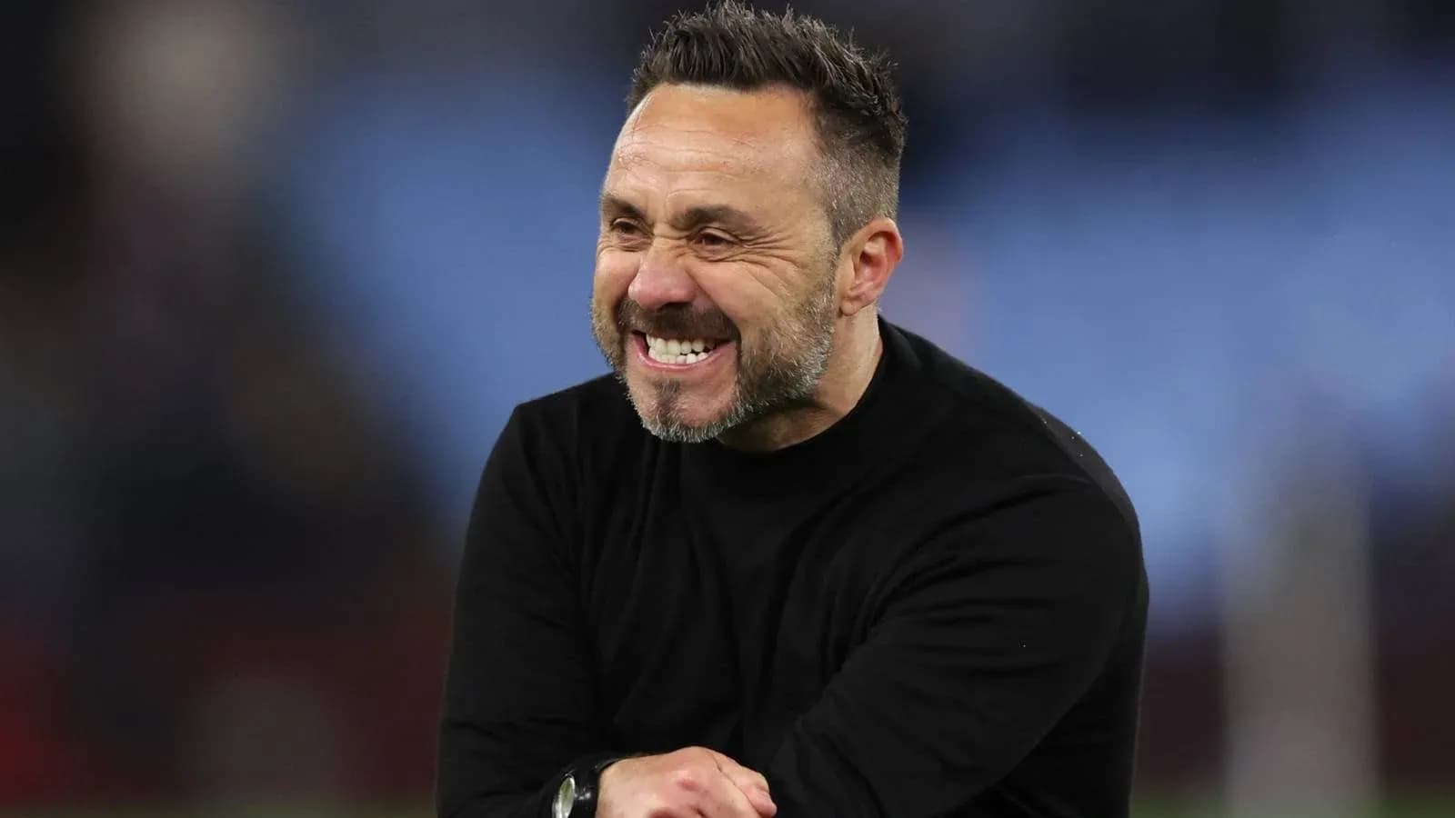 Entraîneur souriant sur le terrain après un match Entraîneur souriant sur le terrain après un match