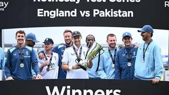 Équipe d'Angleterre célébrant la victoire avec le trophée Équipe d'Angleterre célébrant la victoire avec le trophée