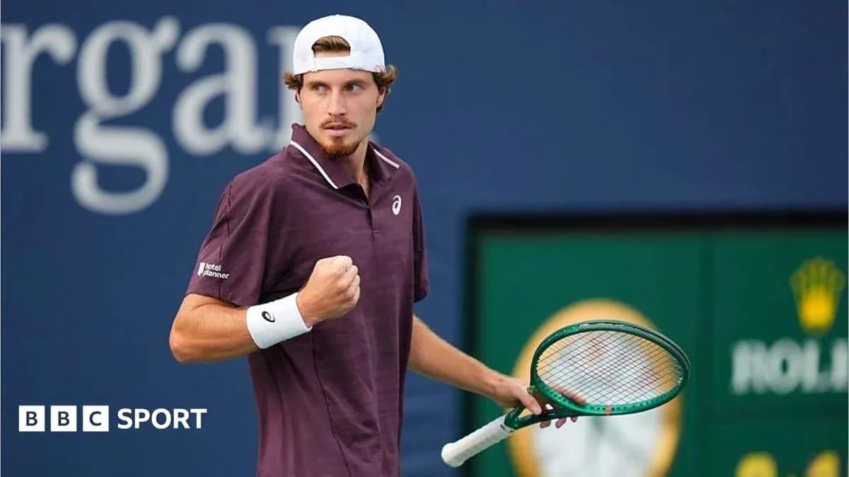 Joueur de tennis célébrant sur le court Joueur de tennis célébrant sur le court