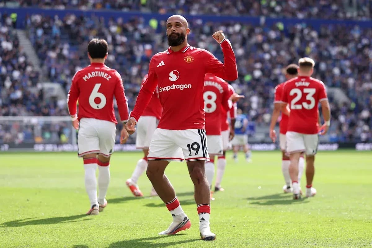 Joueur de Manchester United célébrant un but sur le terrain Joueur de Manchester United célébrant un but sur le terrain