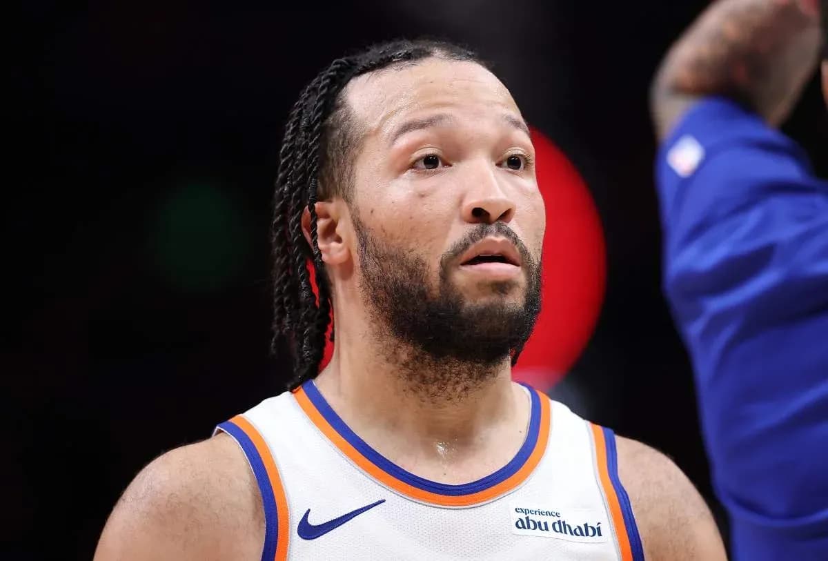 Joueur en uniforme de basket regardant le jeu Joueur en uniforme de basket regardant le jeu