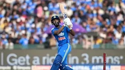 Batteur indien frappant la balle lors d'un match Batteur indien frappant la balle lors d'un match