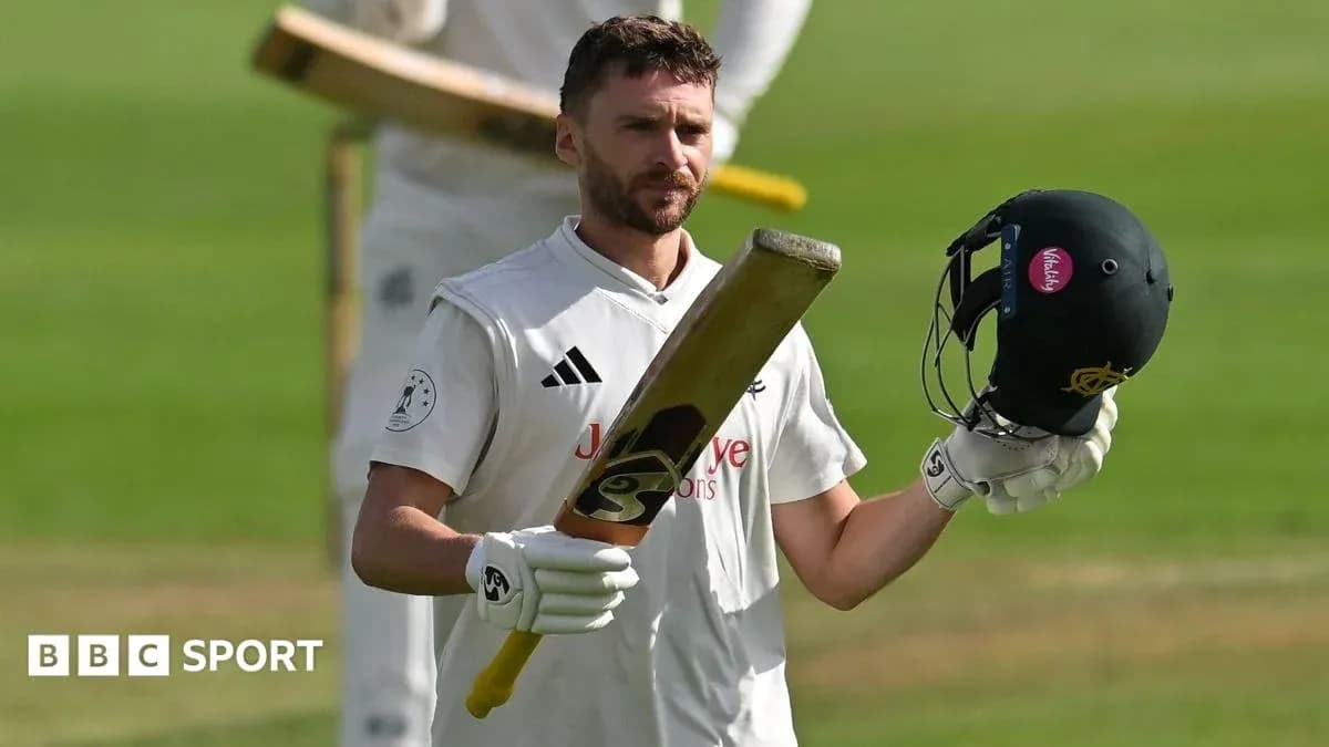 Joueur de cricket levant sa batte et casque Joueur de cricket levant sa batte et casque
