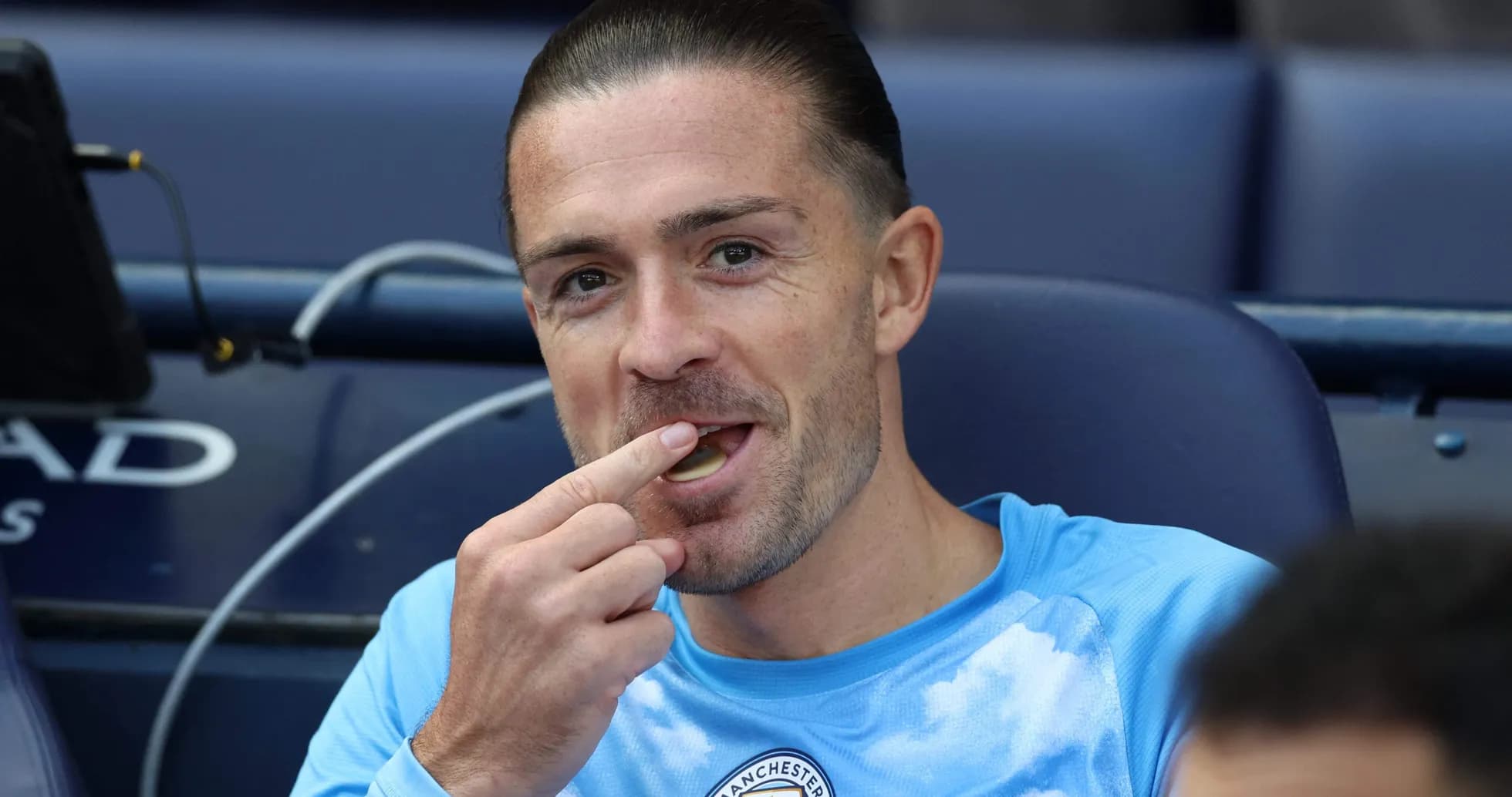 Joueur de Manchester City mangeant sur le banc Joueur de Manchester City mangeant sur le banc