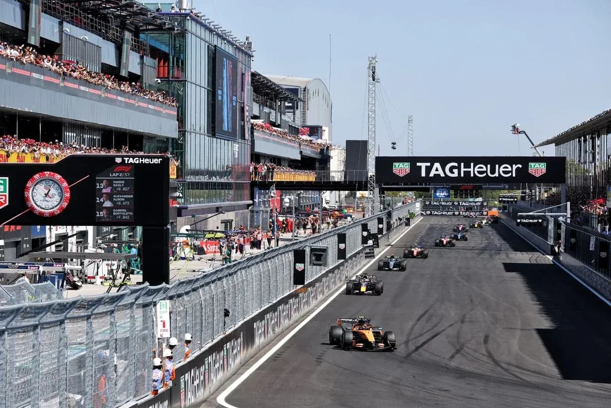 Voitures de Formule 1 en course sur le circuit Voitures de Formule 1 en course sur le circuit