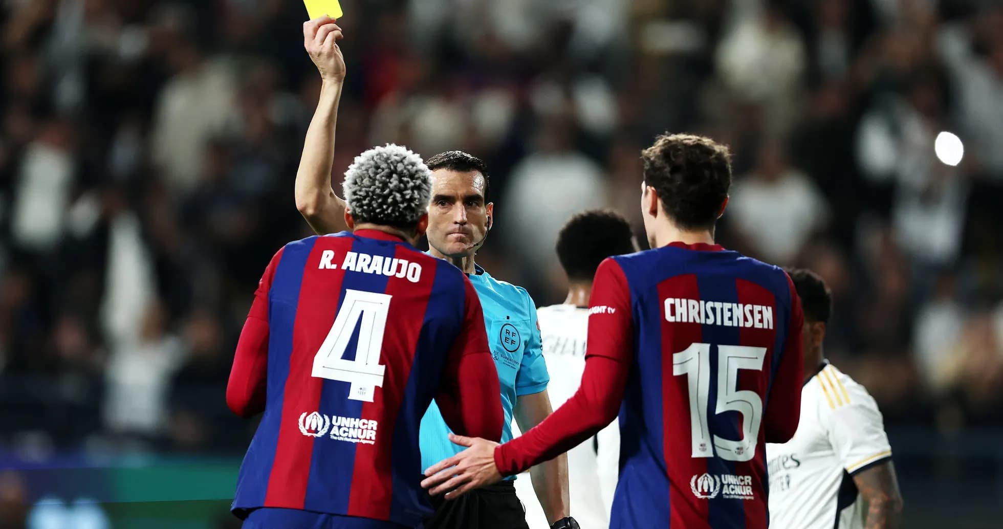 Arbitre montrant un carton jaune à R. Araujo Arbitre montrant un carton jaune à R. Araujo