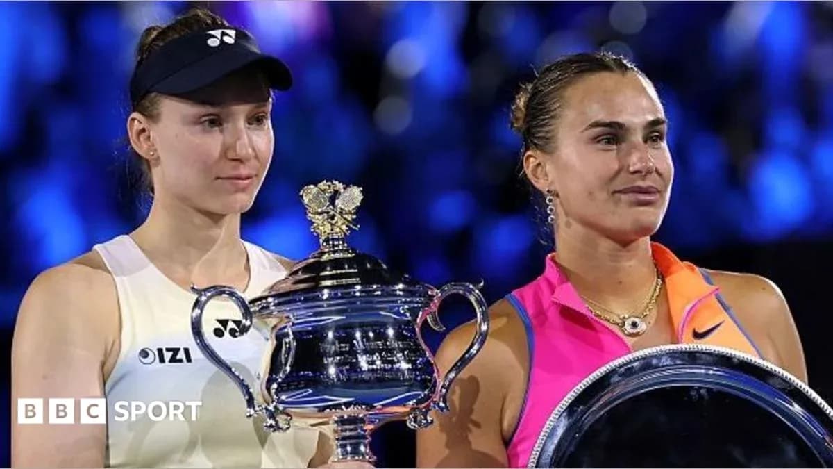 Deux joueuses tenant des trophées lors de la cérémonie Deux joueuses tenant des trophées lors de la cérémonie