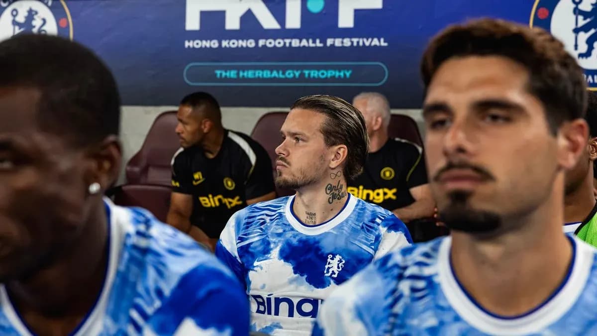 Joueurs de Chelsea assis sur le banc avant le match Joueurs de Chelsea assis sur le banc avant le match