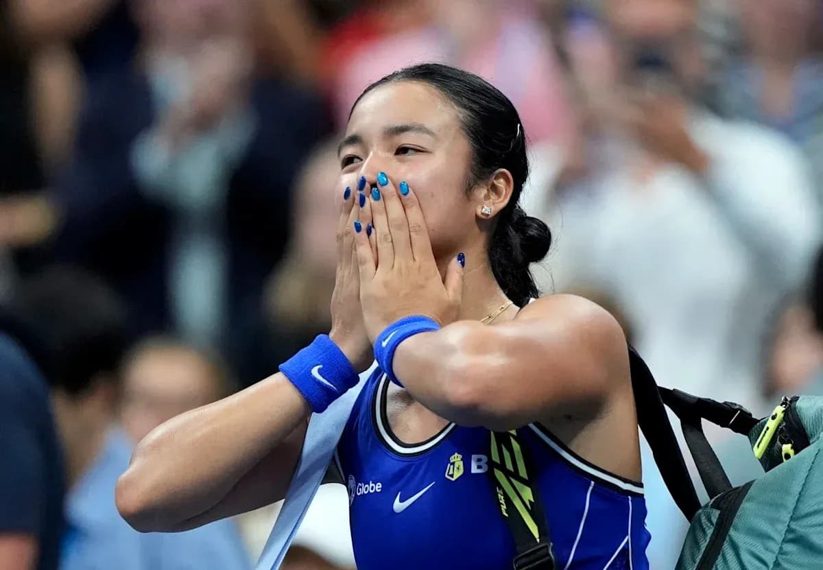 Joueuse de tennis célébrant sa victoire avec joie Joueuse de tennis célébrant sa victoire avec joie
