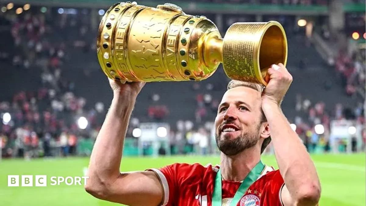Joueur levant le trophée après la victoire Joueur levant le trophée après la victoire