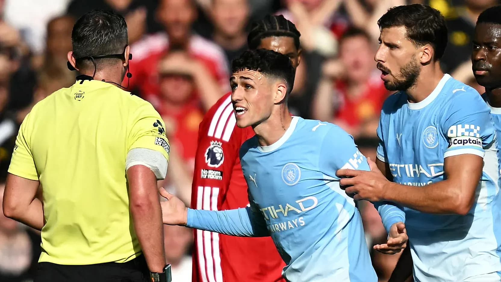 Joueurs de Manchester City discutant avec l'arbitre Joueurs de Manchester City discutant avec l'arbitre