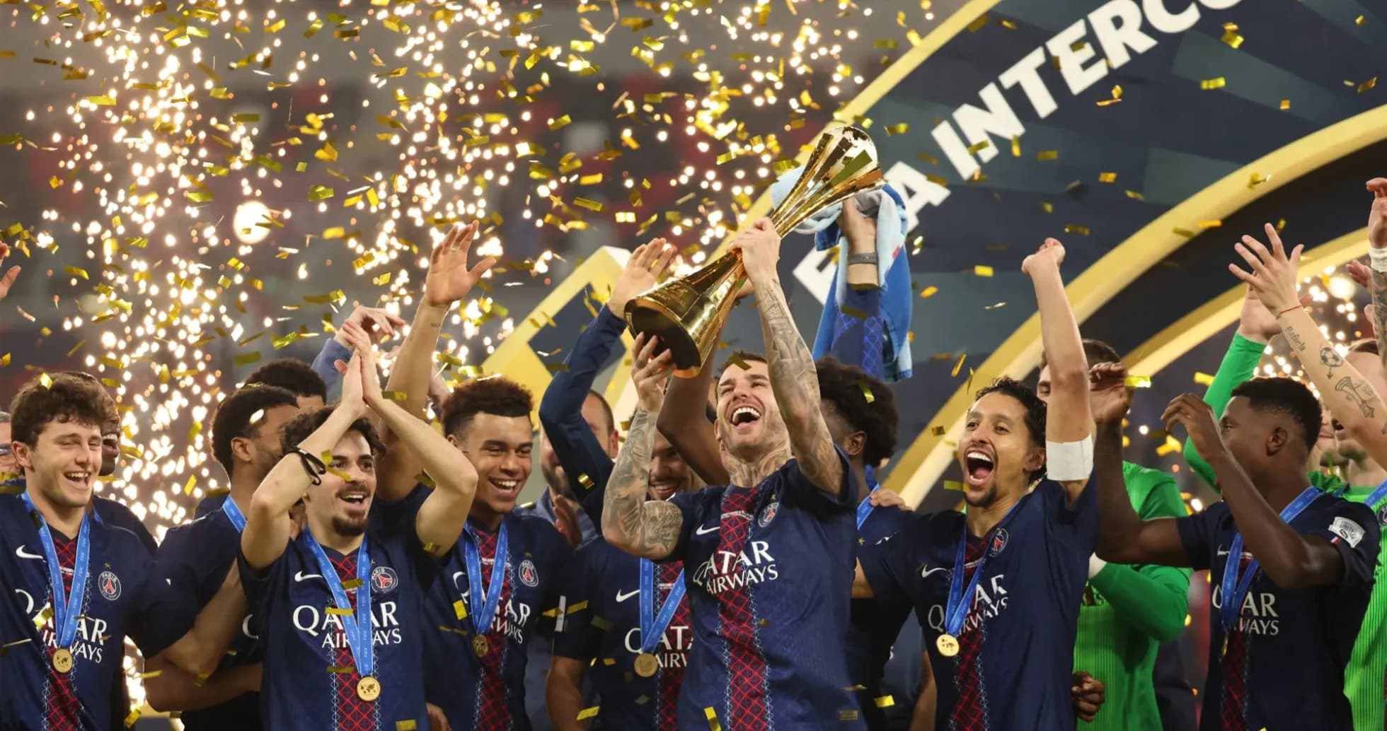 Joueurs du PSG célébrant la victoire avec le trophée Joueurs du PSG célébrant la victoire avec le trophée