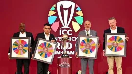 Quatre personnes présentant des trophées lors d'un événement Quatre personnes présentant des trophées lors d'un événement