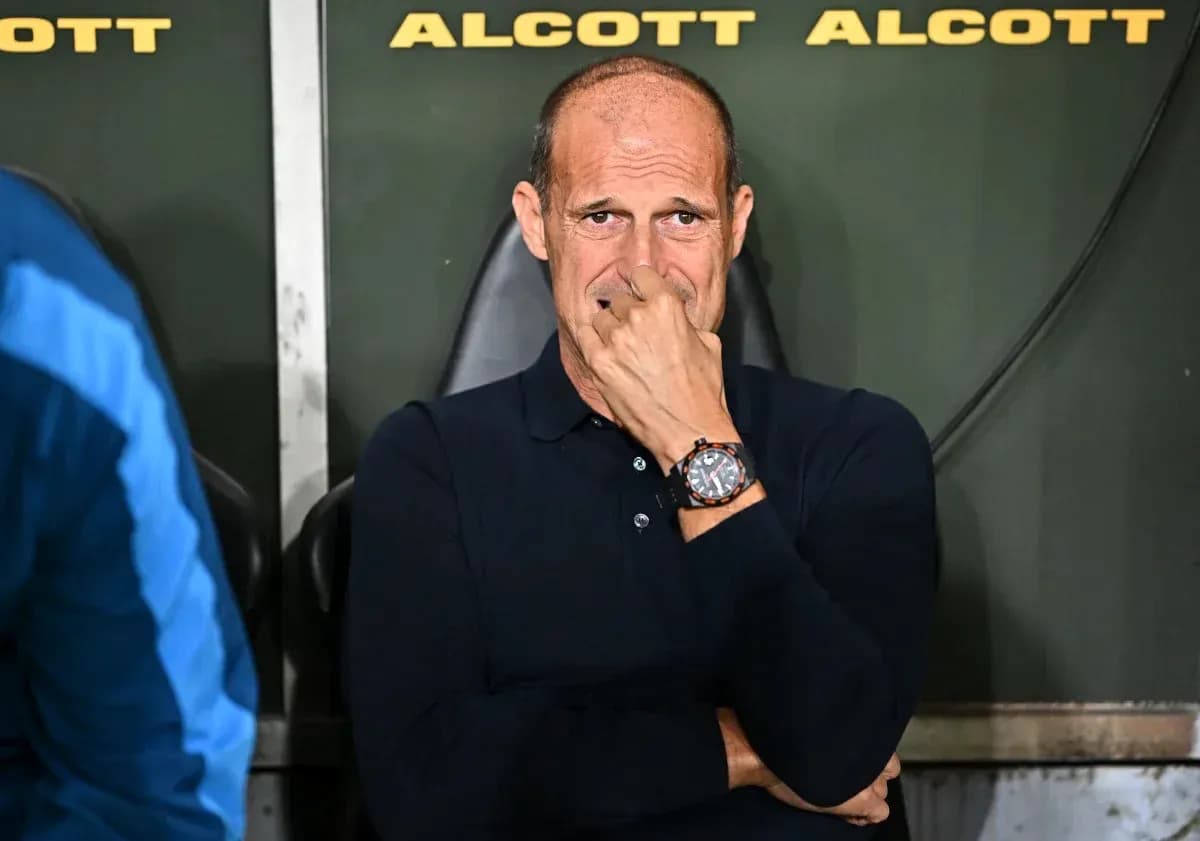 Entraîneur assis sur le banc, pensif pendant le match Entraîneur assis sur le banc, pensif pendant le match