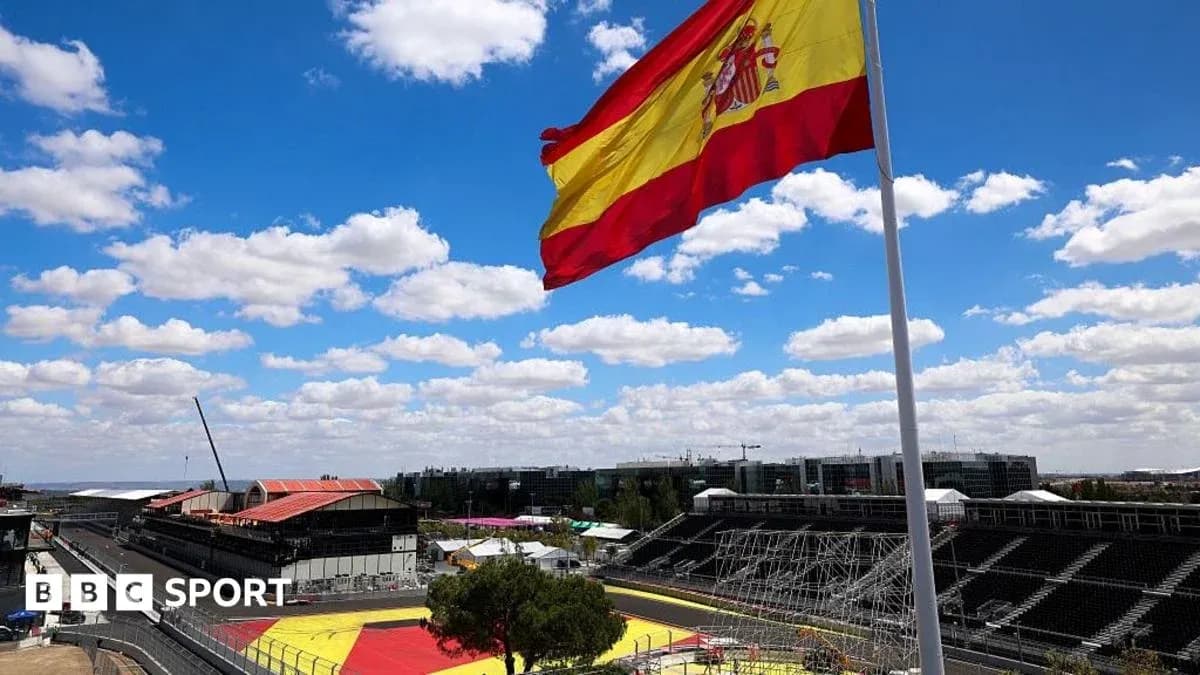 Drapeau espagnol flottant au circuit de course Drapeau espagnol flottant au circuit de course