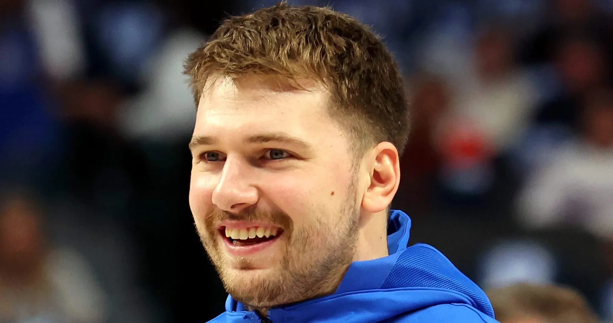 Joueur souriant en tenue d'entraînement bleue Joueur souriant en tenue d'entraînement bleue