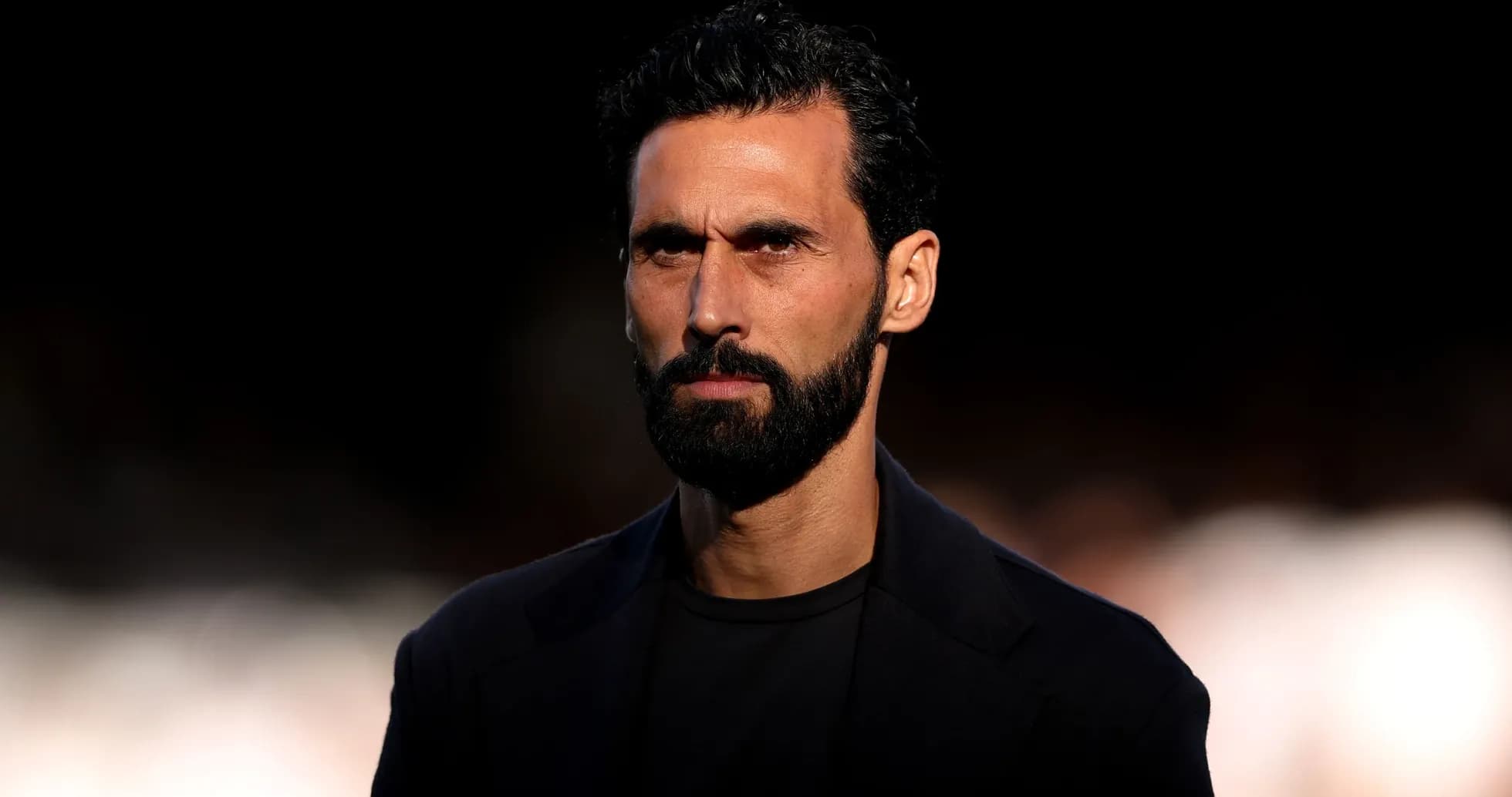 Homme avec barbe regardant intensément en avant Homme avec barbe regardant intensément en avant