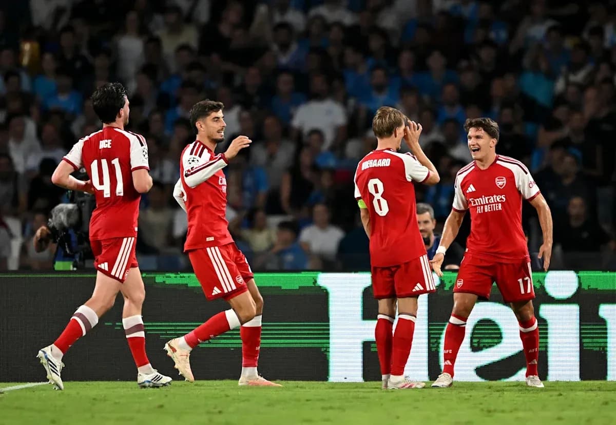 Joueurs d'Arsenal célébrant un but ensemble Joueurs d'Arsenal célébrant un but ensemble
