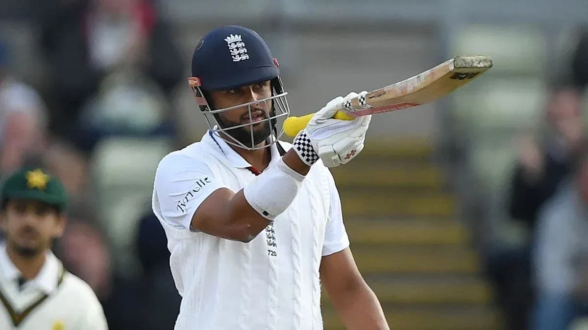 Joueur de cricket anglais levant sa batte au match Joueur de cricket anglais levant sa batte au match
