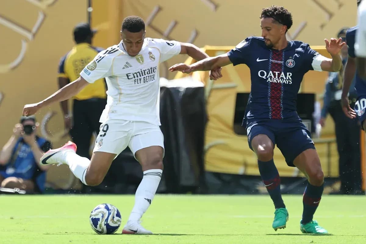 Joueur de Real Madrid dribblant un adversaire du PSG Joueur de Real Madrid dribblant un adversaire du PSG